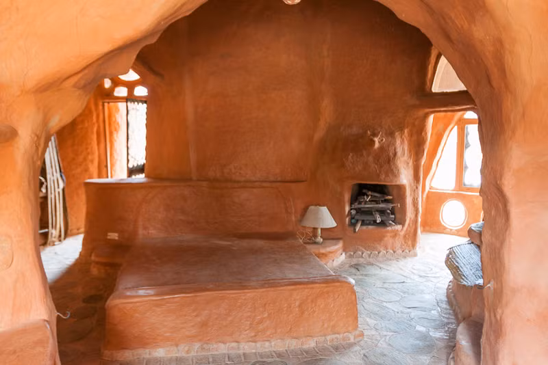 Bên trong cũng vậy, toàn bộ nội thất từ giường, bàn ghế đến lò sưởi đều được chế tác tinh xảo từ đất nung và vật liệu tái chế như gốm sứ, gỗ và gạch.