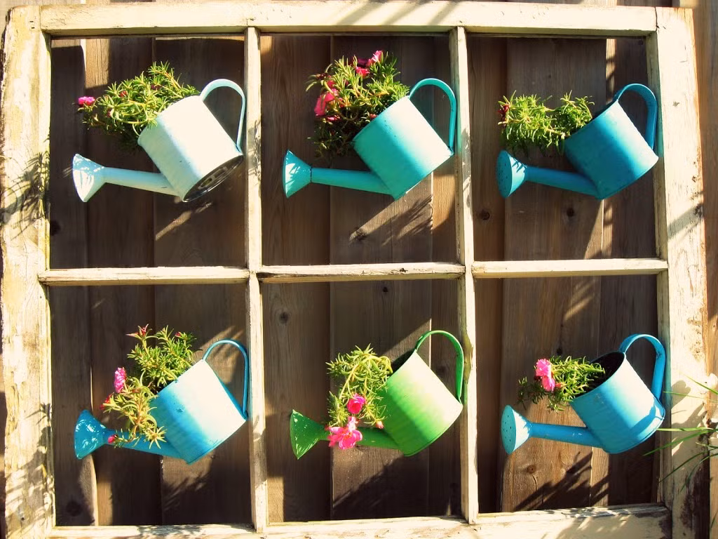 Khung cửa sổ cũng có thể biến thành khu vườn nhỏ khi treo các chậu cây nhỏ xinh lên đây. Khung này có thể dựng ở góc sân vườn, hay đưa vào trong nhà đều ổn.