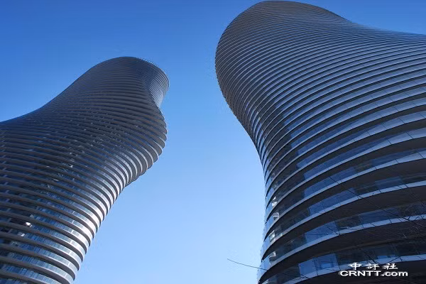 Một trong hai tòa nhà có độ xoắn từ chân tòa nhà lên tới đỉnh là 209 độ, khá giống với tòa nhà chọc trời Turning Torso của Thụy Điển, trong khi tòa nhà chung cư Marilyn Monroe được gọi là tòa nhà chung cư cao cấp tương đương khách sạn năm sao. 