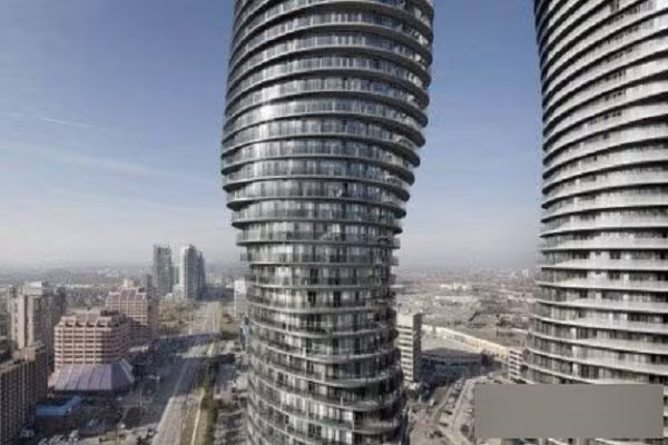 Nguồn tin cho biết, hai tòa nhà được ví như thân hình nóng bỏng của nữ minh tinh huyền thoại Marilyn Monroe.