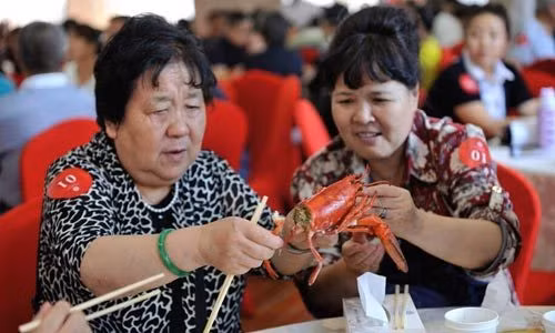 Vào ngày 30/8 vừa qua, một văn phòng bất động sản ở Cam Túc đã áp dụng chiêu bài câu khách bằng tiệc buffet hải sản miễn phí để khách hàng tới xem các dự án của văn phòng.