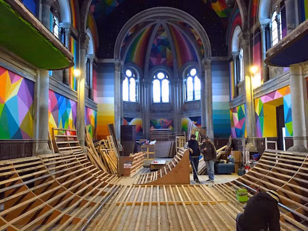 Tất cả được chuyển thành một sân trượt ván sôi động đầy màu sắc với những hình vẽ graffiti nghệ thuật.