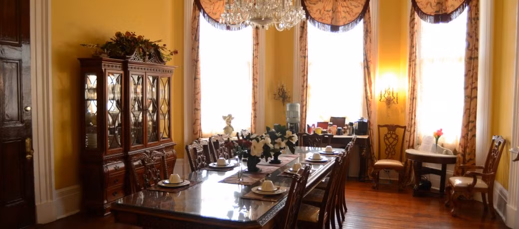 Bỏ qua những đồn đại ma quỷ thì ngôi nhà này thực sự có kiến trúc tuyệt vời. Nó rộng gần 1300m2, thiết kế theo lối kiến trúc Antebellum.