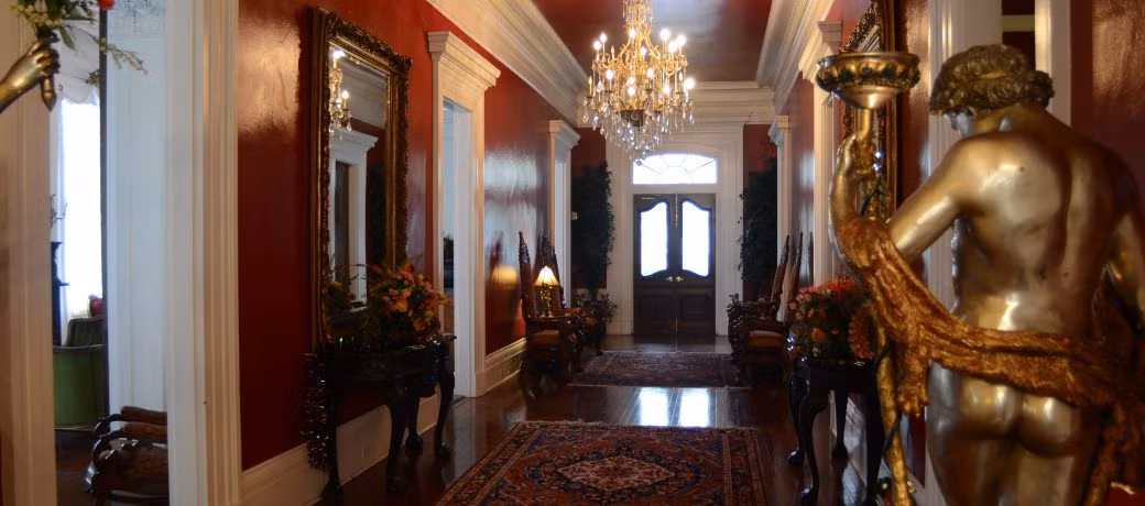 Ngoài những căn phòng được trang trí sang trọng và hiện đại hệt như khách sạn 5 sao, còn có khoảng sân vườn rộng rãi để thư giãn và nghỉ ngơi.