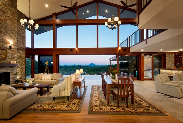 Khung cảnh hùng vĩ bên ngoài khi nhìn từ bên trong ngôi nhà.