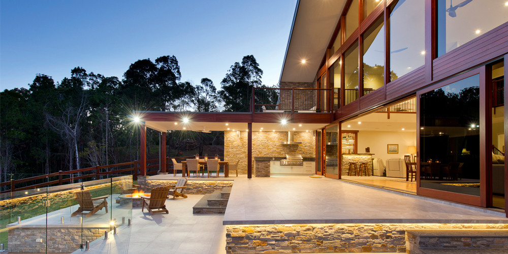 Ngôi nhà sử dụng đá, thủy tinh và gỗ đem lại cảm giác gần gũi, ấm áp.