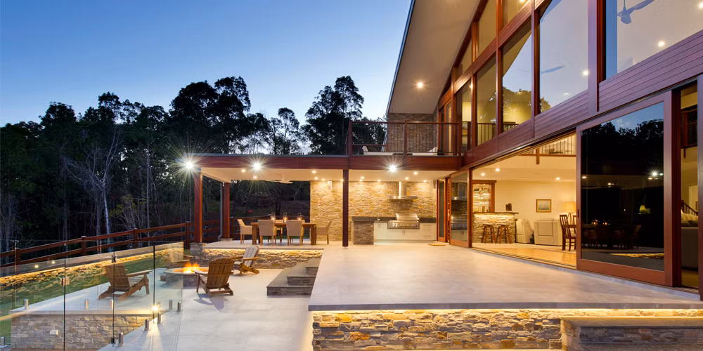 Ngôi nhà sử dụng đá, thủy tinh và gỗ đem lại cảm giác gần gũi, ấm áp.