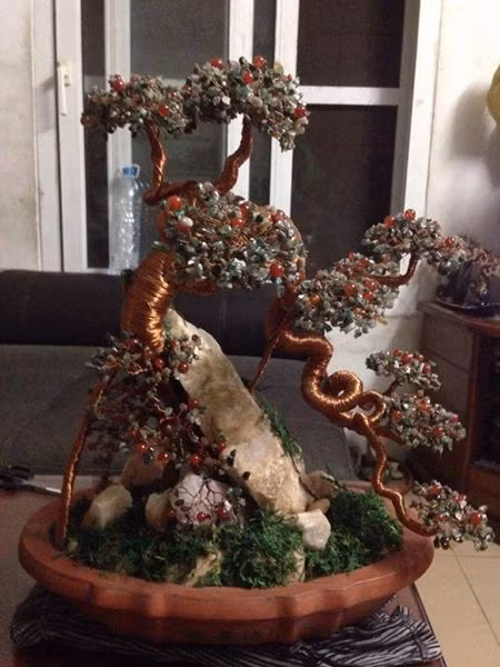 Cây bonsai đá có tên Tài Lộc tượng trưng cho sự sung túc, đem lại cát khí mạnh mẽ cho ngôi nhà, văn phòng hoặc cửa hàng kinh doanh.Cây Tài Lộc màu xanh, thường được ví von là sự mô phỏng của cây Ngọc Bích, được chế tác từ đá phong thủy Ngọc Ấn Độ rất nổi tiếng.