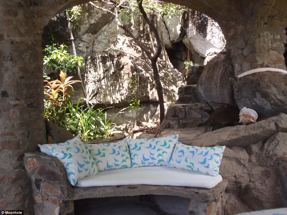 Sống đúng như Robinson, nước được dùng cho các căn nhà lấy từ những cơn mưa, với năng lượng mặt trời và gió làm công năng cho đèn điện và sinh hoạt.