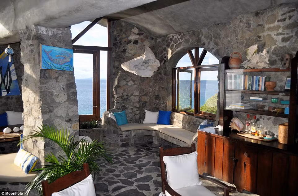 Với những căn phòng có hướng nhìn ra biển như thế này, du khách có thể thức dậy với quang cảnh biển tuyệt vời.