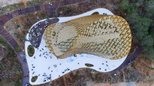 Nhìn từ trên cao, nhà bảo tồn bướm này có dạng mái vòm đa giác. Các chuyên gia kiến trúc cho rằng, đây chính là điểm nhấn của công trình này để ai cũng nhớ đến.