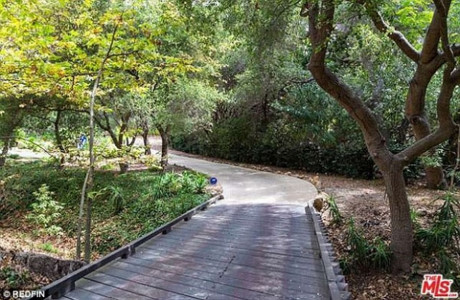 Phần đường sân dẫn vào nhà chính rợp bóng cây xanh. Căn nhà quả thích hợp với những ai ưa thích được bao bọc trong khung cảnh thiên nhiên trong lành.