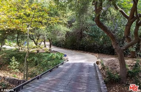 Phần đường sân dẫn vào nhà chính rợp bóng cây xanh. Căn nhà quả thích hợp với những ai ưa thích được bao bọc trong khung cảnh thiên nhiên trong lành.