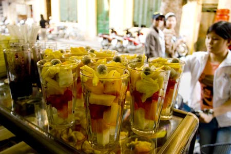 Hoa quả dầm là món ăn "thời thượng" trong dịp hè, dịp lễ Những món hoa quả dầm không hề rẻ chút nào. Tuy nhiên nguồn gốc của những loại quả này có thể không được đảm bảo.