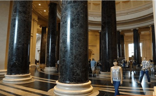 Cột đá cẩm thạch xanh mang vẻ đẹp bí ẩn. Ảnh: hoacuongre.