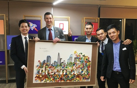 Bức tranh có chữ ký và lời khuyên "Dream big dream" của Tổng thống Barack Obama tặng cho doanh nhân trẻ Trung Tín. Ảnh: CafeF.