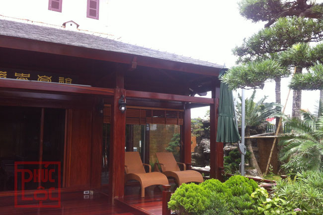 Những chiếc cột gỗ vuông ngày càng được nhiều người ưa chuộng bởi vừa bền vừa đẹp. Ảnh: nhagophucloc.