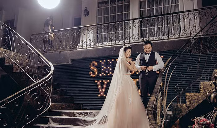 Theo thông tin trên Zing News, chồng sắp cưới của Hoa hậu Thu Ngân là doanh nhân Doãn Văn Phương, sinh năm 1977, tại Thanh Hóa, hiện anh sống tại TP.HCM. Vị doanh nhân này nắm giữ gần 60% cổ phiếu trị giá tương đương hơn 70 tỷ đồng tại 5 công ty là thành viên và Chủ tịch Hội đồng quản trị. Là một trong những đại gia có tiếng ở Sài Gòn. Ảnh: Saostar.