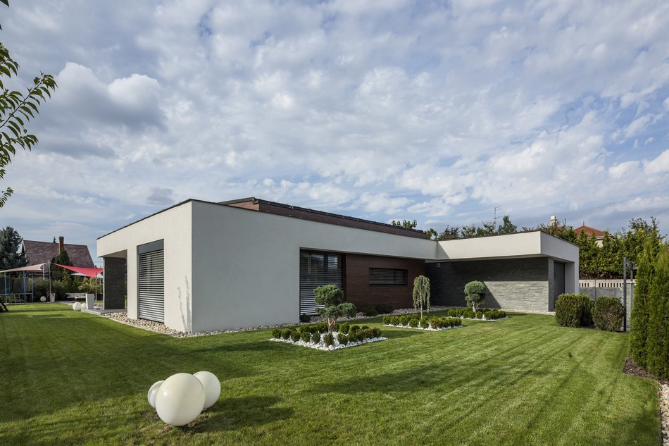 Thảm cỏ xanh rờn đẹp miễn chê.