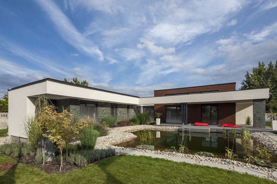 Nhìn từ bên ngoài, ngôi nhà Garden Pond có thiết kế và kiến trúc khá đơn giản.