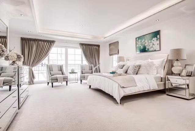 Ở Arabian Ranches cũng có biệt thự sang chảnh xếp vào top 5 ngôi nhà xa hoa nhất Dubai là biệt thự La Avenida gồm có 6 phòng ngủ, 1 bể sục, 2 tầng hầm, 2 ban công và khu vực để đáp trực thăng.