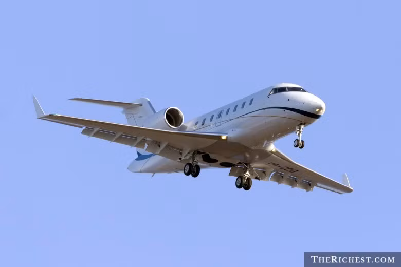 11. Bombardier Challenger 605: 60 triệu USD Bombardier Challenger 605 có giá trị 60 triệu USD. Có rất nhiều doanh nhân và quan chức chính phủ trên thế giới yêu thích dòng máy bay này do nó sở hữu cabin rộng, hiệu suất cao và khả năng cá nhân hóa nội thất theo sở thích. Bombardier Challenger 605 có tốc độ di chuyển đạt 850 km/h, chứa được 12 hành khách và khoảng cách giữa 2 điểm bay lên đến 7.400 km.