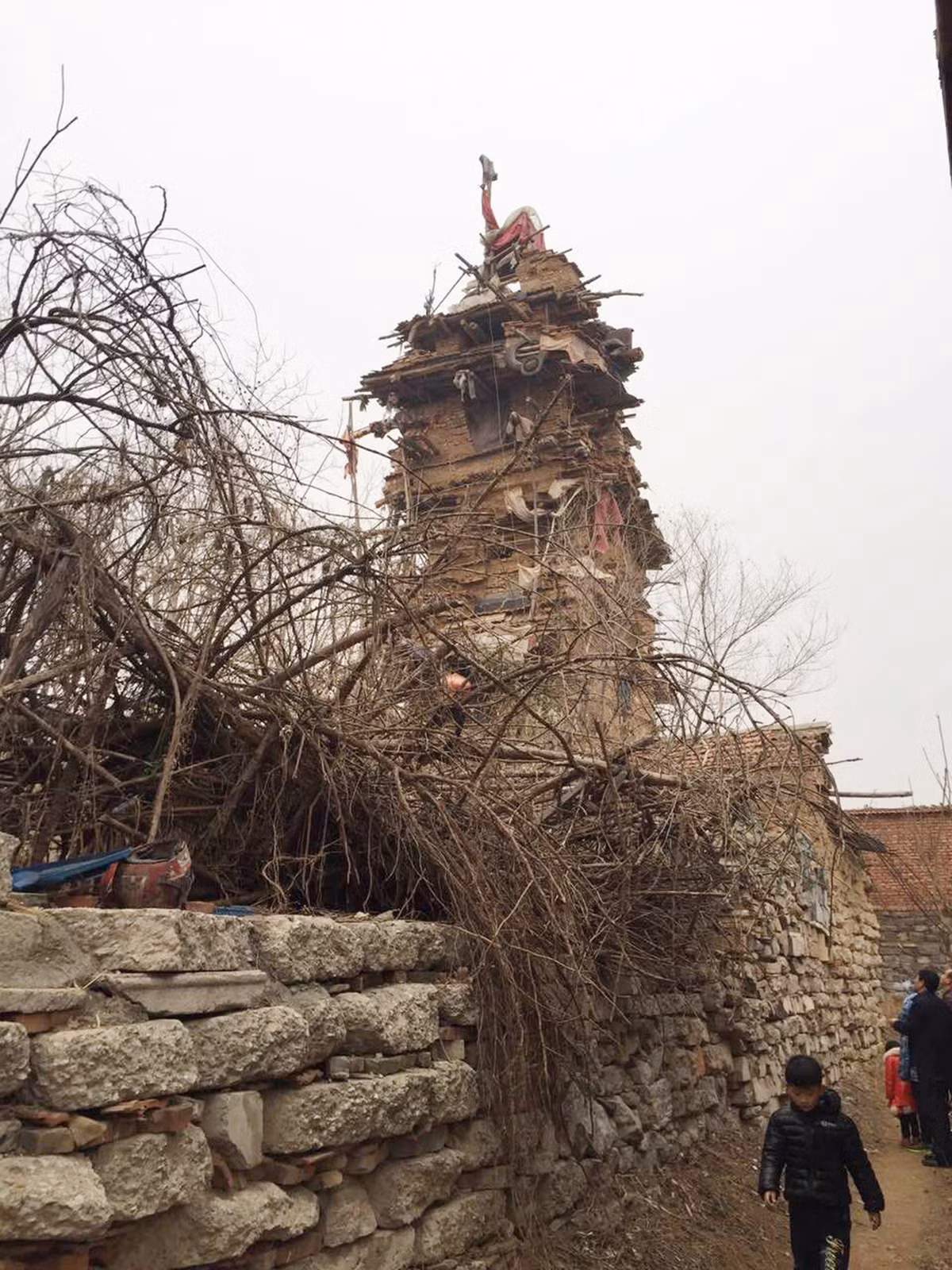 Ông Châu được các tờ báo Trung Quốc mô tả là có tính khí khá quái dị. Riêng quá trình dựng các tầng của căn nhà này, ông Châu cũng mất tới 3 năm.