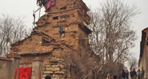 Chính quyền địa phương đã nhiều lần ra quyết định dỡ bỏ ngôi nhà vì nó chẳng theo lối kiến trúc nào cả nhưng không thành. Ông Châu quyết liệt phản đối và họ không tìm ra được lý do thích hợp nào để dỡ bỏ.