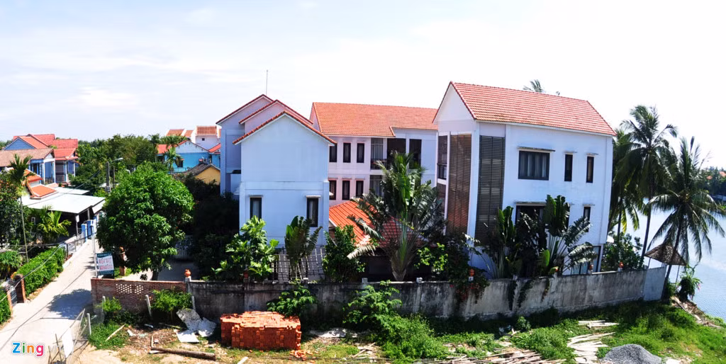 Ông Trần Anh ( xã Cẩm Thanh, Hội An), cho biết vài năm gần đây, nhiều nhà đầu tư đến từ Hà Nội, TP.HCM, Đà Nẵng đến địa phương mua đất ven sông của người dân với giá cao để xây biệt thự làm du lịch, hình thành làng biệt thự ven sông ở xã Cẩm Thanh.