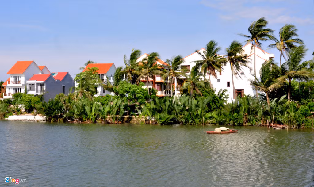 "Nếu như 3 năm trước mỗi m2 đất chỉ 3 triệu đồng thì nay giá đã tăng vọt đến 8 triệu/m2. Một số hộ dân đổi đời nhanh chóng nhờ trúng tiền tỷ từ đất vườn, ao nuôi cá. Trong khi đó, nhiều gia đình cũng đổ xô xây biệt thự làm du lịch cải thiện nguồn thu nhập đáng kể", ông Anh nói. Trong ảnh là chuỗi biệt thự ven sông thanh bình ở xã Cẩm Thanh.