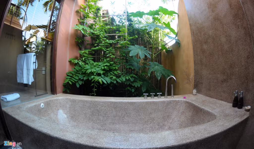 Bể tắm ngoài trời của một khu biệt thự ở xã Cẩm Thanh gần gũi với thiên nhiên.