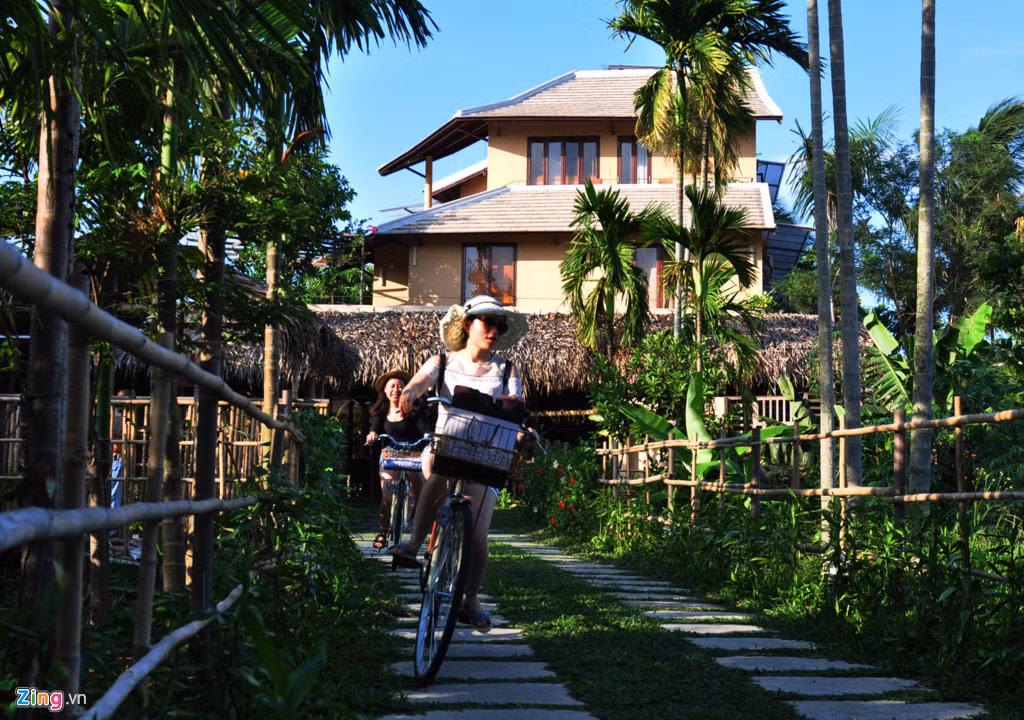 Các làng biệt thự ven sông cách trung tâm TP. Hội An 3-5 km nên du khách có thể đạp xe ngắm cảnh đồng quê thanh bình, hoặc đến khu vực trung tâm phố cổ tham quan, mua sắm.