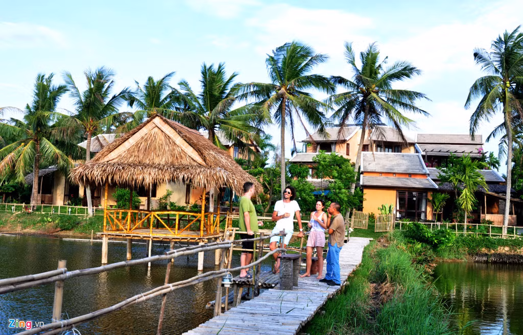 Bên cạnh cụm biệt thự, một số chủ đầu tư còn làm nhà chòi, cầu tre đáp ứng nhu cầu câu cá giải trí hay dạo chơi chụp ảnh của khách.