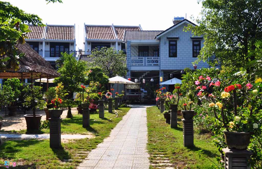 Chị Lê Thị Thảo Vy, chủ một homestay ở xã Cẩm Thanh, cho biết thêm hầu hết cụm biệt thự vùng ven phố cổ Hội An gắn với sông nước, ruộng đồng thanh bình đạt chuẩn theo quy định, với ba mặt giáp sân vườn và xây không quá ba tầng. Mỗi cụm biệt thự có vốn đầu tư từ vài tỷ đến hàng chục tỷ đồng.