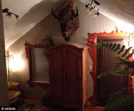 Địa điểm nằm bên cánh rừng rậm và vật dụng trang trí như đầu hươu càng tăng độ ma quái của nó.