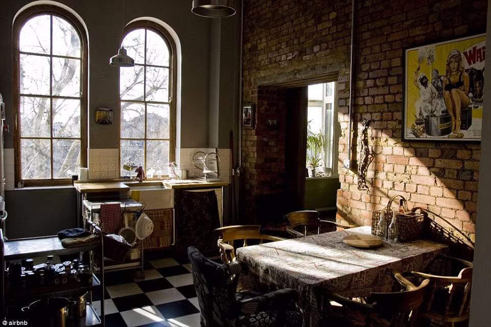 Nhà nghỉ Scary ở trung tâm London Vương Quốc Anh. Khách sạn này thu hút sự chú ý vì nó nổi tiếng huyền bí. Từ căn phòng trần cao như nhà thờ cho đến cửa sổ và đồ gia dụng được để lại từ thế kỷ 19 cũ nát làm tăng thêm nỗi sợ hãi cho khách trọ.