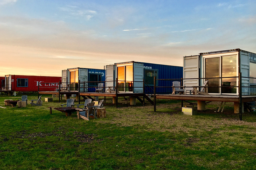 Khung cảnh xung quanh khách sạn container cũng vô cùng thơ mộng.