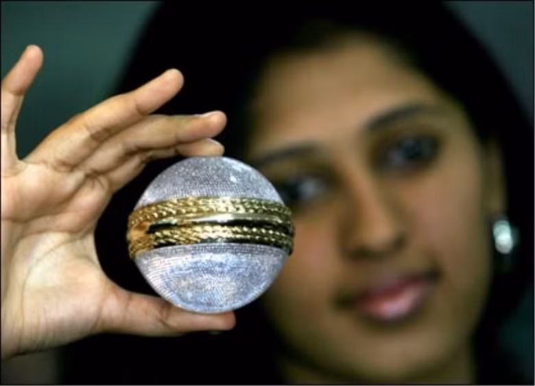 7. Bóng cricket: 68.500 USD Một quả bóng cricket có giá không cao, nhưng trong năm 2007, một quả bóng cricket đặc biệt đã được làm ra và giá trị của nó lên đến 68.500 USD. Nó trông hơi giống như một quả cầu disco mini và được gắn thêm 5.728 viên kim cương. Quả bóng cricket đặc biệt này đã được thực hiện bởi Gitanjali Gems Limited và đã được trao cho cầu thủ tốt nhất tại Cricket World Cup vào năm 2007. Quả bóng này chỉ mang tính nghệ thuật, vì nếu sở hữu nó thì tốt nhất không nên để rơi hay va chạm vì nó rất đắt và khó sửa chữa.