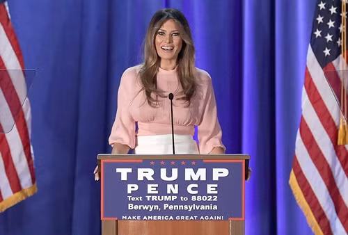 Trong lần phát biểu trước công chúng đầu tiên trong vai trò phu nhân tương lai của Tổng thống Mỹ, bà đã mặc một chiếc áo hồng trẻ trung cùng chân váy bút chì hiện đại.