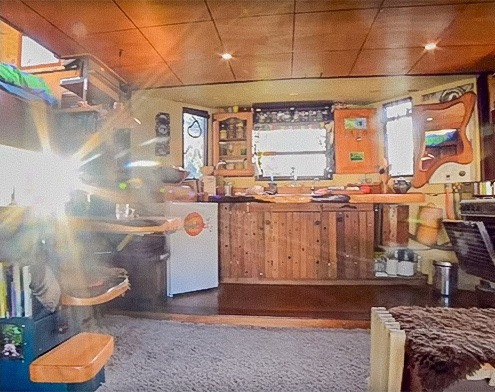 Ngôi nhà di động đặc biệt này chủ yếu chạy bằng năng lượng mặt trời. Họ hứng nước mưa trên máng và trữ vào các thùng gắn dưới xe. Điện thắp sáng bằng cách dùng pin năng lượng mặt trời.