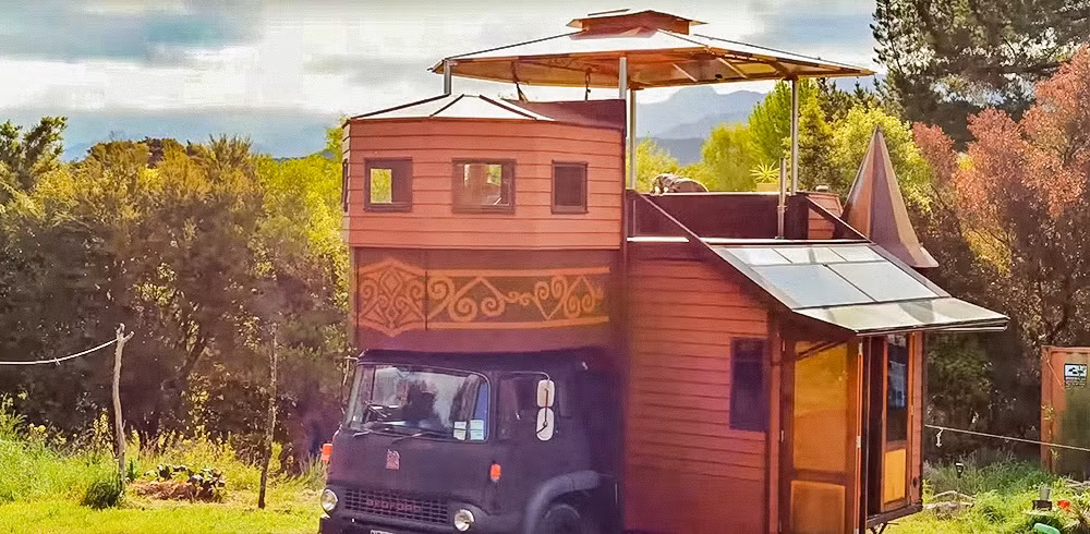 Họ xây dựng một tòa lâu đài di động lung linh trên một chiếc xe cũ và gọi đó là lâu đài xe tải.