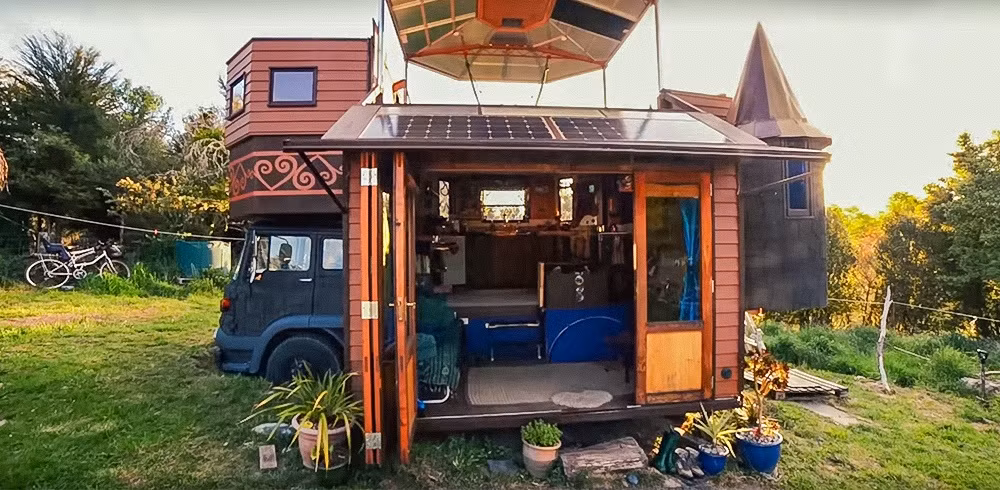 Khi gia đình cần di chuyển, toàn bộ nhà của họ có thể được xếp lại. Mái nhà co vào và các tòa tháp cũng được thu gọn trong xe.