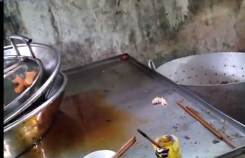 Những chiếc khay đựng quẩy thành phẩm đã hoen gỉ, dầu đen lênh láng.