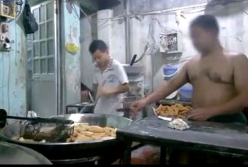 Đằng sau những chiếc quẩy vàng ruộm, trong béo ngậy mà người tiêu dùng thường sử dụng trong các bữa ăn là những công đoạn chế biến siêu bẩn. Người làm bánh sử dụng tay không để nhào bánh, cơ sở làm bánh nhếch nhác, ô nhiễm cùng những dụng cụ làm bánh đã hoen gỉ. Ảnh cắt từ clip.