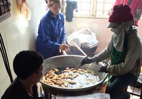 Trước đó, thông tin trên báo Nghệ An, công an tỉnh Nghệ An đã kiểm tra và phát hiện cơ sở sản xuất quẩy của ông Đới Văn Thịnh (Nghệ An) đã sử dụng bột trắng lạ không rõ nguồn gốc nghi là chất tẩy trắng của Trung Quốc để chế biến quẩy. Ảnh cắt từ clip.