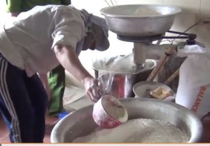 Bột trắng lạ nghi là chất tẩy Trung Quốc được chủ cơ sở dùng chế biến quẩy.