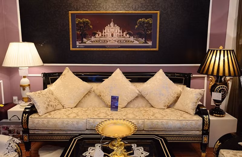 Riêng chiếc ghế dài có giá 500 triệu đồng. Đơn vị nhập tiết lộ để tạo độ bóng, trong suốt và phẳng trên bề mặt gỗ những người thợ thủ công đã đánh sơn mài cầu kì với nhiều lớp màu đặc sắc.