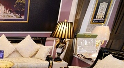 Đèn bàn sang trọng cũng góp phần tạo nên sự độc đáo của bộ sản phẩm.