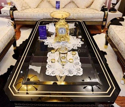 Cận cảnh bàn sang trọng được làm bằng gỗ óc chó nhập từ Tây Ban Nha.