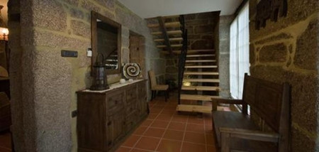 Nhìn từ phía ngoài, nó không khác một khối đá nhưng bên trong lại được thiết kế rất tinh tế.